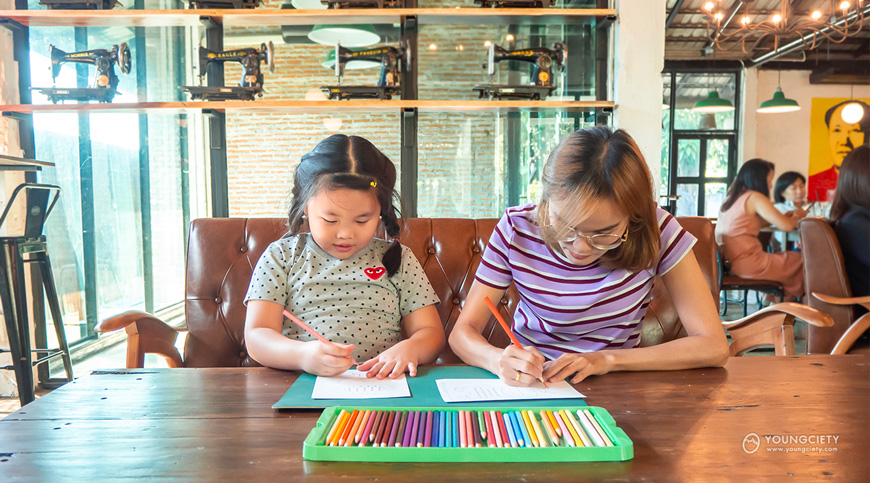 เด็กและผู้ปกครองกำลังระบายสี Pattern ตัวการ์ตูน