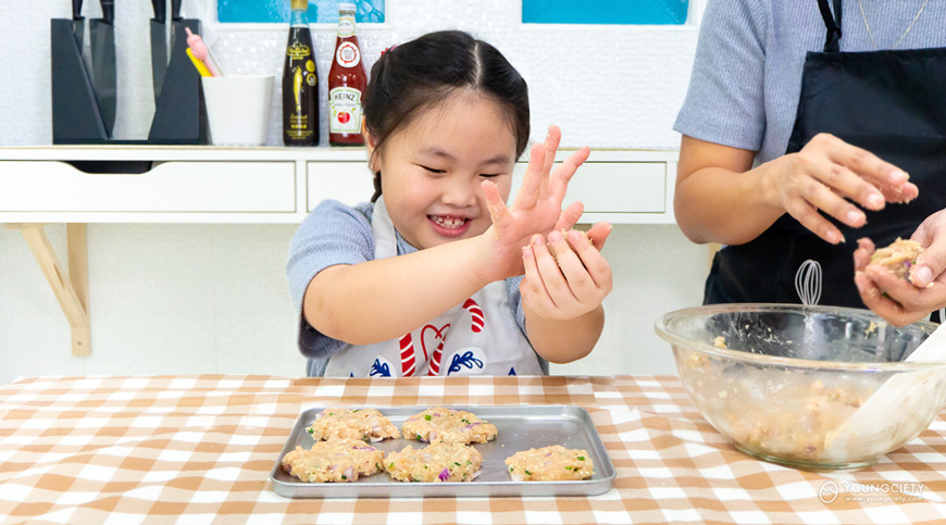 น้องแอลล์และครูแหม่มกำลังปั้นลาบไก่