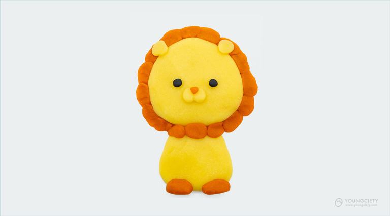 ปั้นตา ปาก และจมูก เพื่อทำหน้าตาให้กับสิงโต