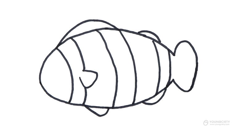 วาดเส้นโค้งเพื่อเติมครีบของปลาการ์ตูน