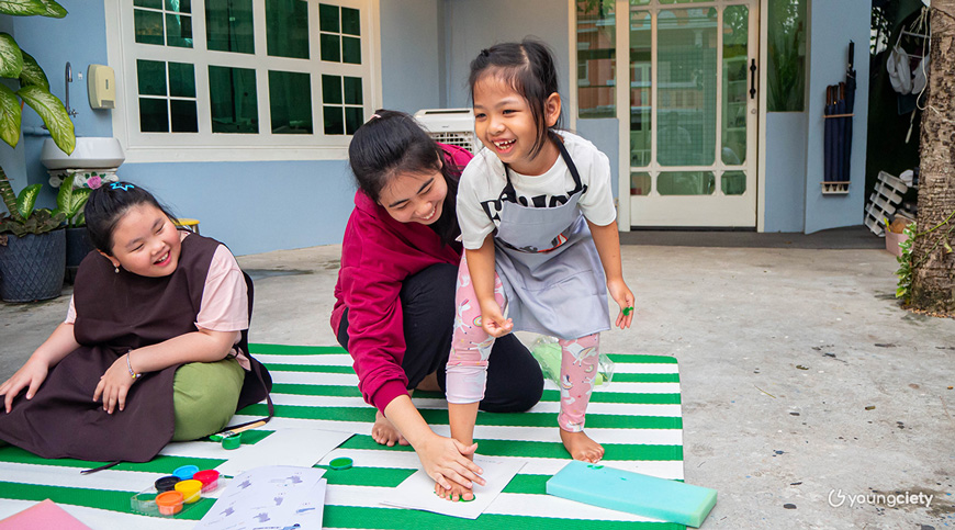 ขั้นตอนการพิมพ์รอยเท้าลงบนกระดาษ ที่เด็ก ๆ สนุกกันมาก