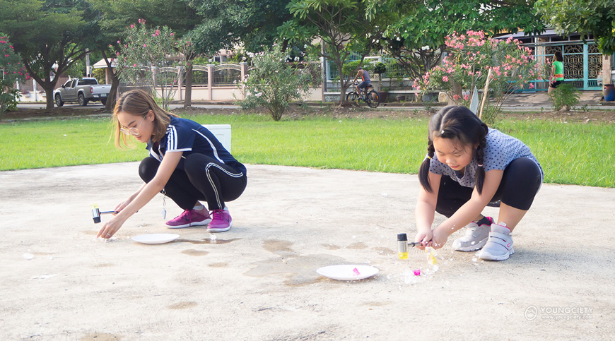 เด็กและผู้ปกครองตั้งใจทุบ Ice ball ให้แตก