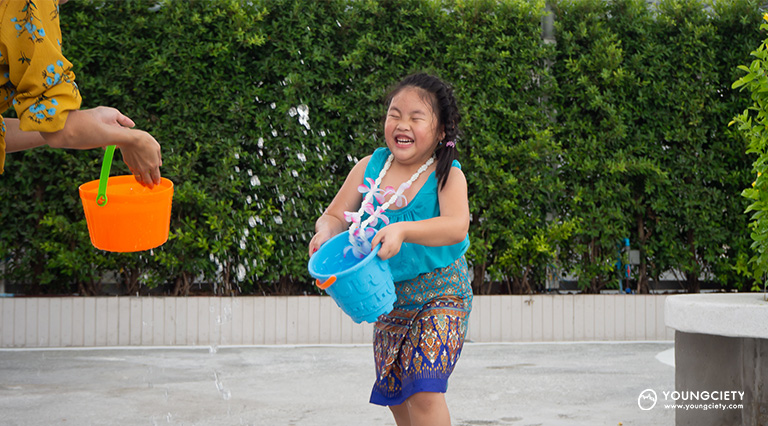 เด็กสนุกกับการเล่นสาดน้ำในวันสงกรานต์