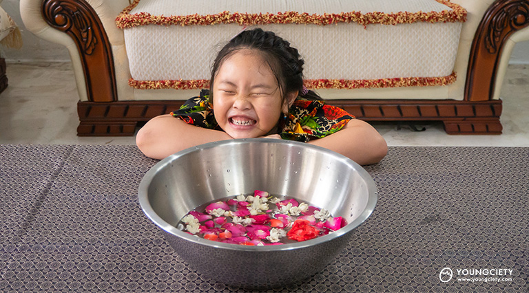 น้ำลอยดอกไม้ กิจกรรมวันสงกรานต์สำหรับเด็ก