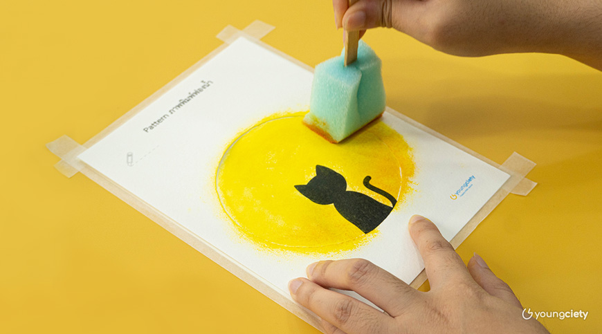 ใช้ฟองน้ำปั๊มสีเหลือง และส้ม ลงบนกระดาษส่วนที่เป็นดวงจันทร์