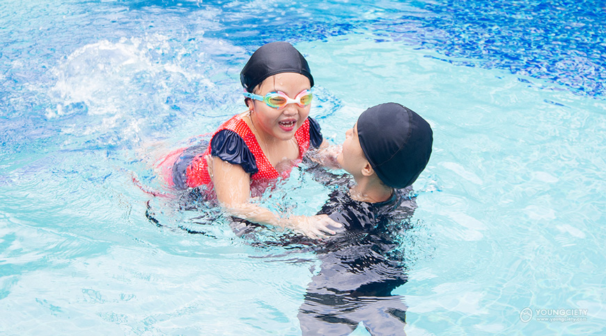 เด็กและผู้สอนเล่นน้ำกันอย่างสนุกสนาน